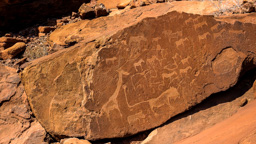von den tausenden  Petroglyphen aus der Frühgeschichte Namibias, publizierte erstmals der deutsche Landvermesser Reinhardt Maack im Jahr 1921