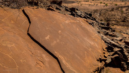 man nimmt an, dass die Gravuren in sechs verschiedenen Perioden geschaffen wurden. Die ältesten Felsbilder werden auf bis zu 24.000 J. geschätzt