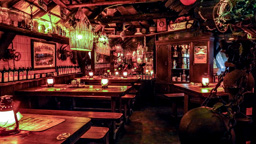 Joe’s Beerhouse - gegründet im Jahr 1990 von  Joachim „Joe“ Gross.  Seit Juni 2012 wird Joe’s von Thomas (geb. in Pinneberg) und Carol-Jean Rechter betrieben.